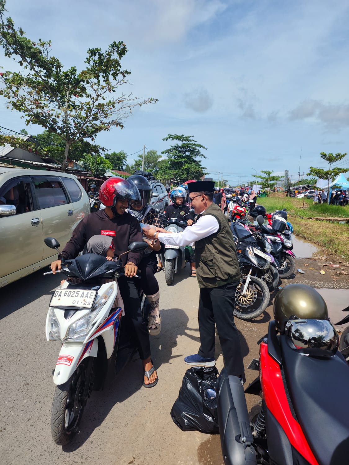 NU Barito Kuala Berbagi 1.000 Bungkus Nasi untuk para Jamaah di Handil Bakti