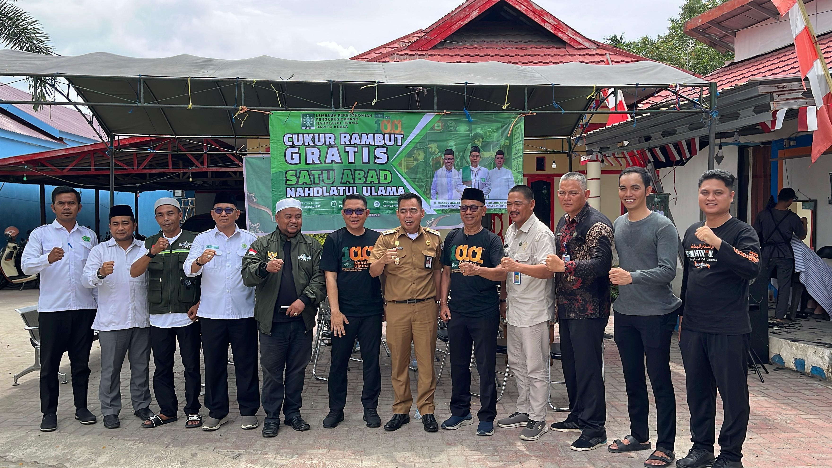 Peringati 1 Abad NU, LP NU Barito Kuala Gelar Cukur Rambut Gratis untuk Masyarakat